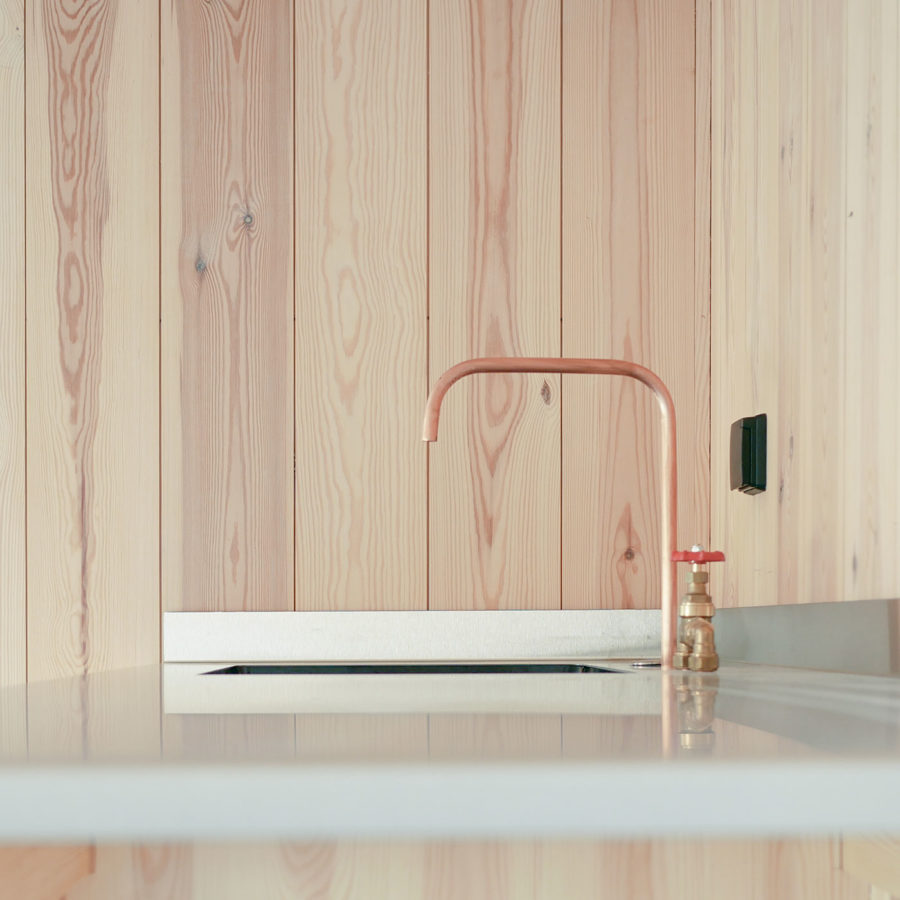 robinet en cuivre, plan de travail inox