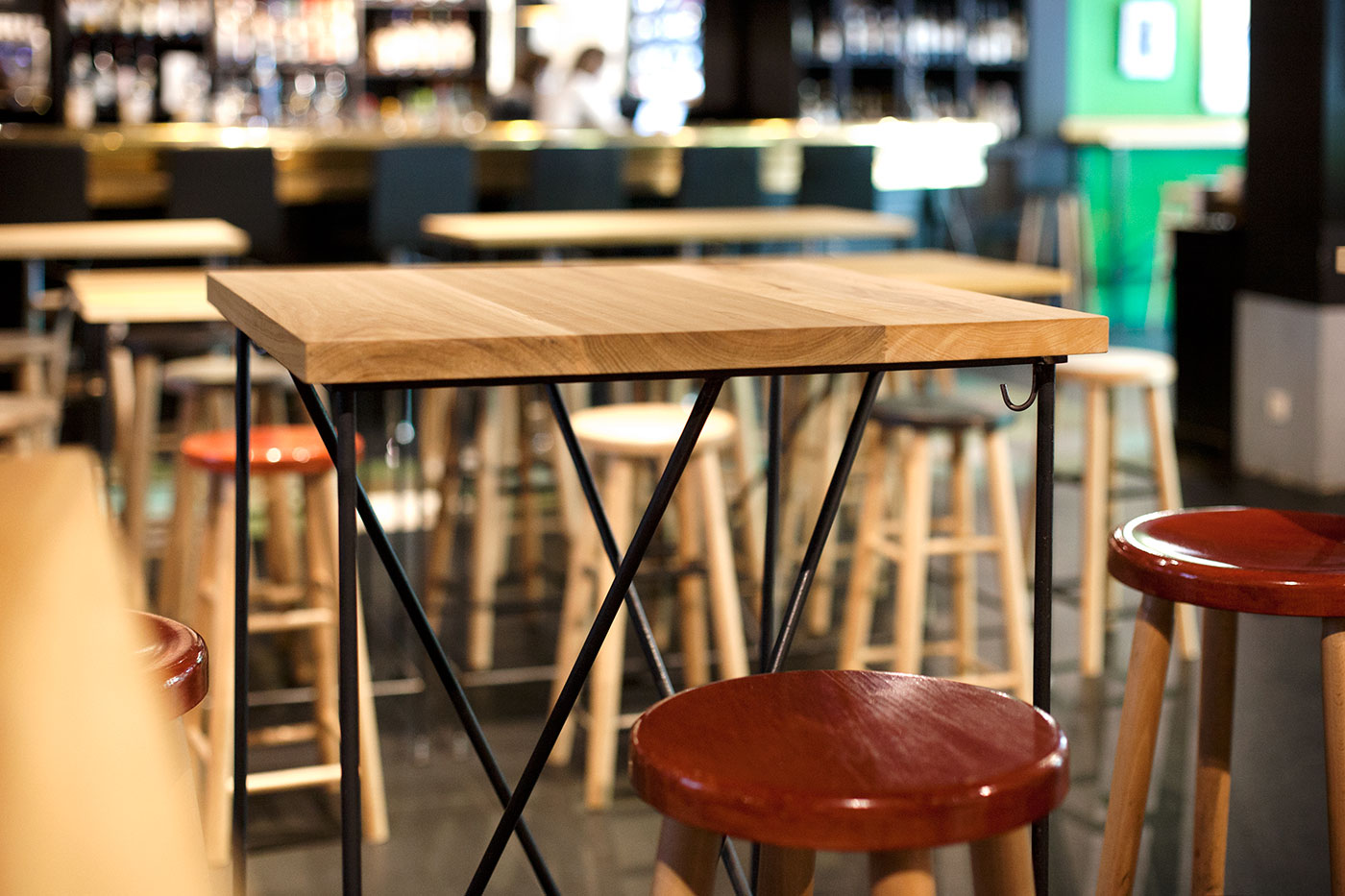 tables tulipier massif piétement acier