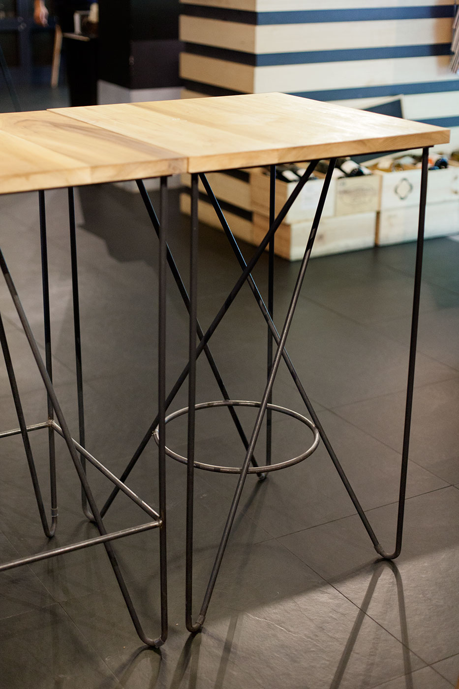 tables tulipier massif piétement acier