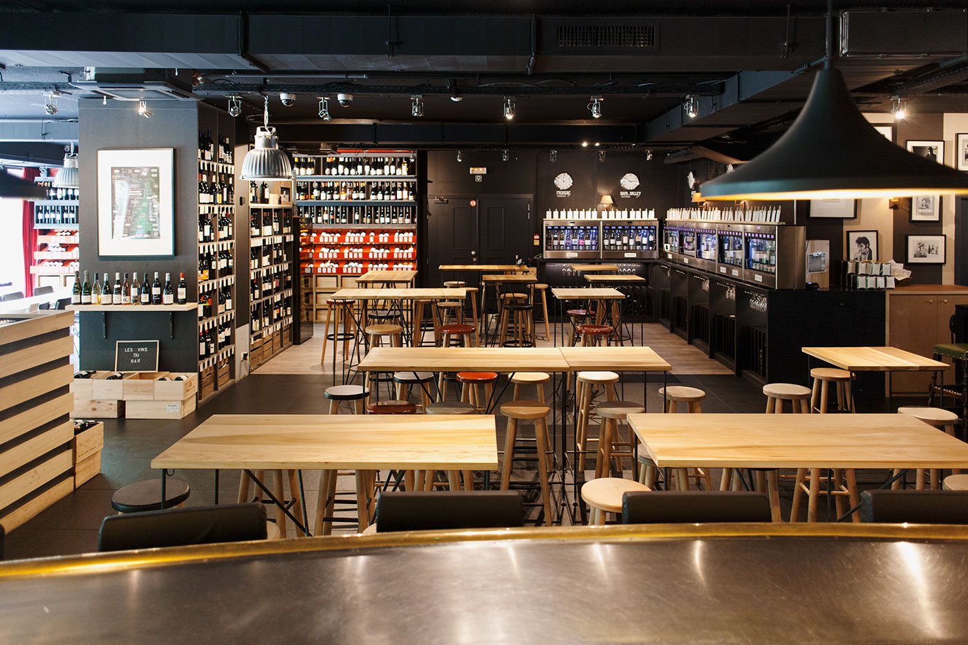 tables pour la salle, bar à vin