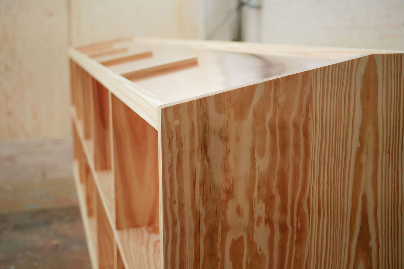 comptoir sapin et cuivre, présentoir à bouteille, côté