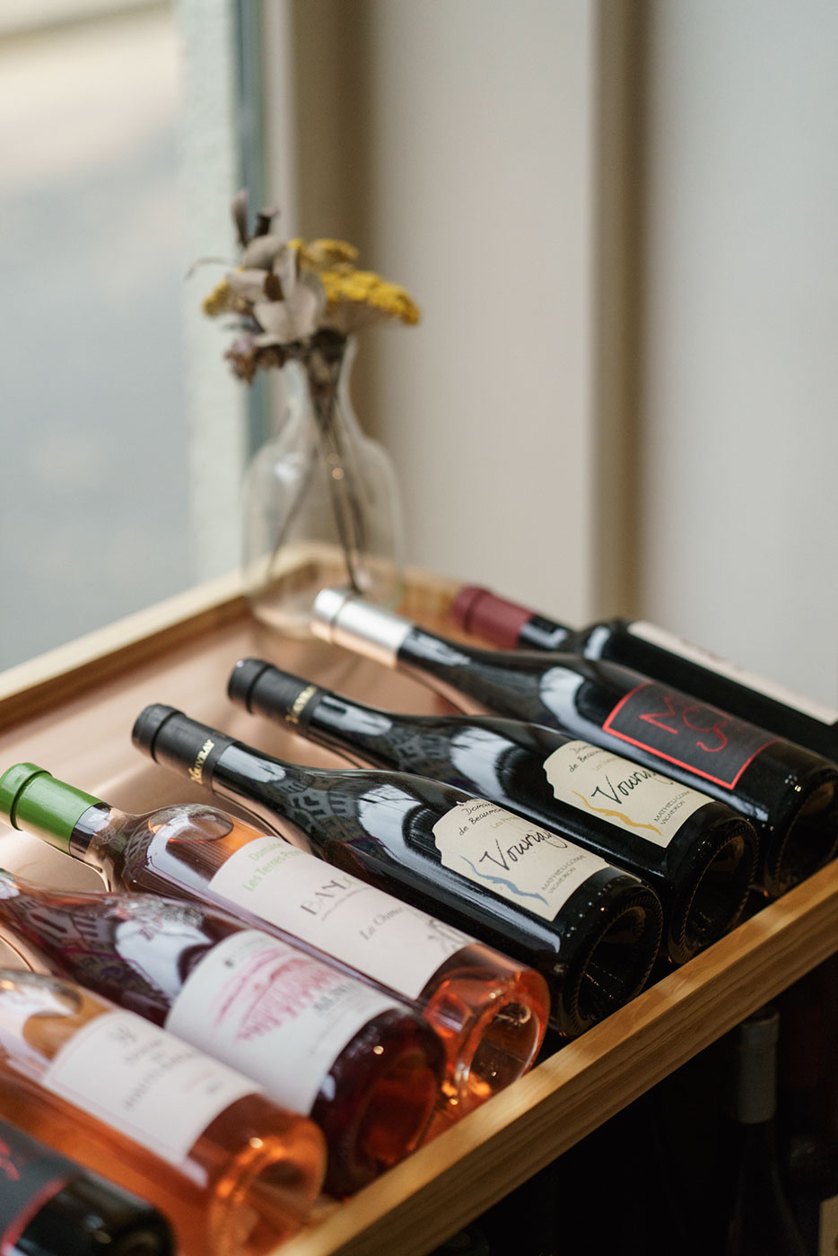 comptoir sapin et cuivre, présentoir à bouteille