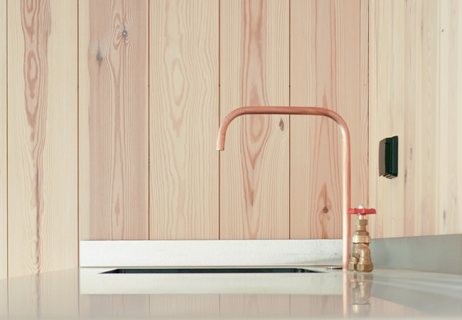 robinet en cuivre, plan de travail inox