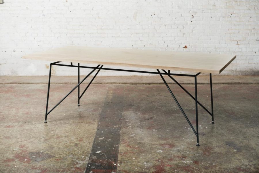 table en hêtre massif et piétement acier