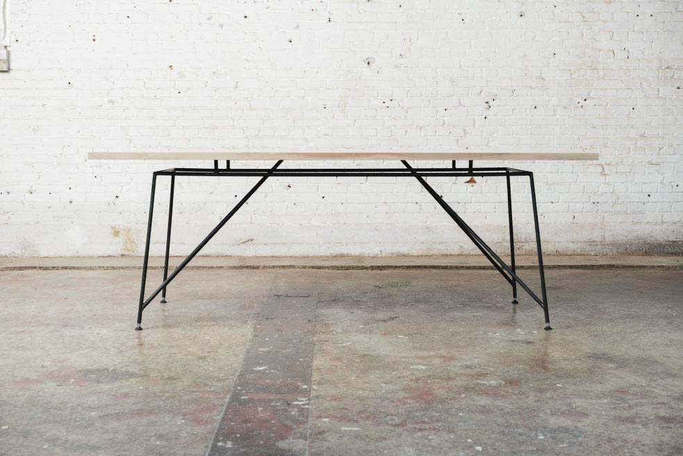 table en hêtre massif et piétement acier