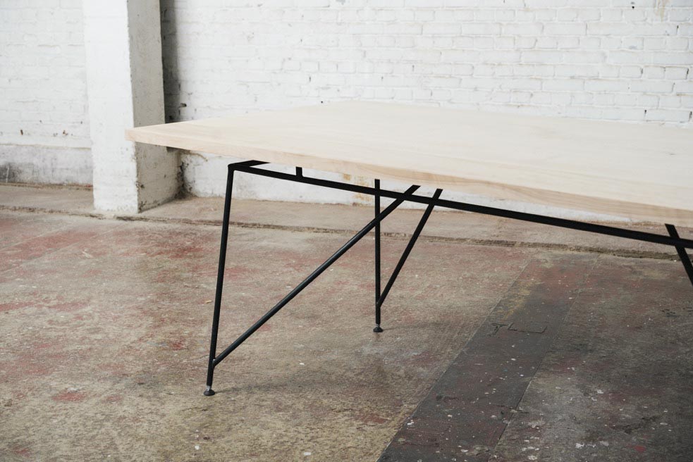 table en hêtre massif et piétement acier