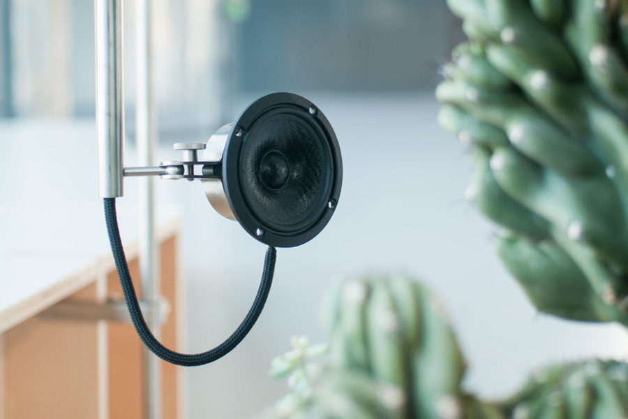 haut-parleur monté sur une potence en inox