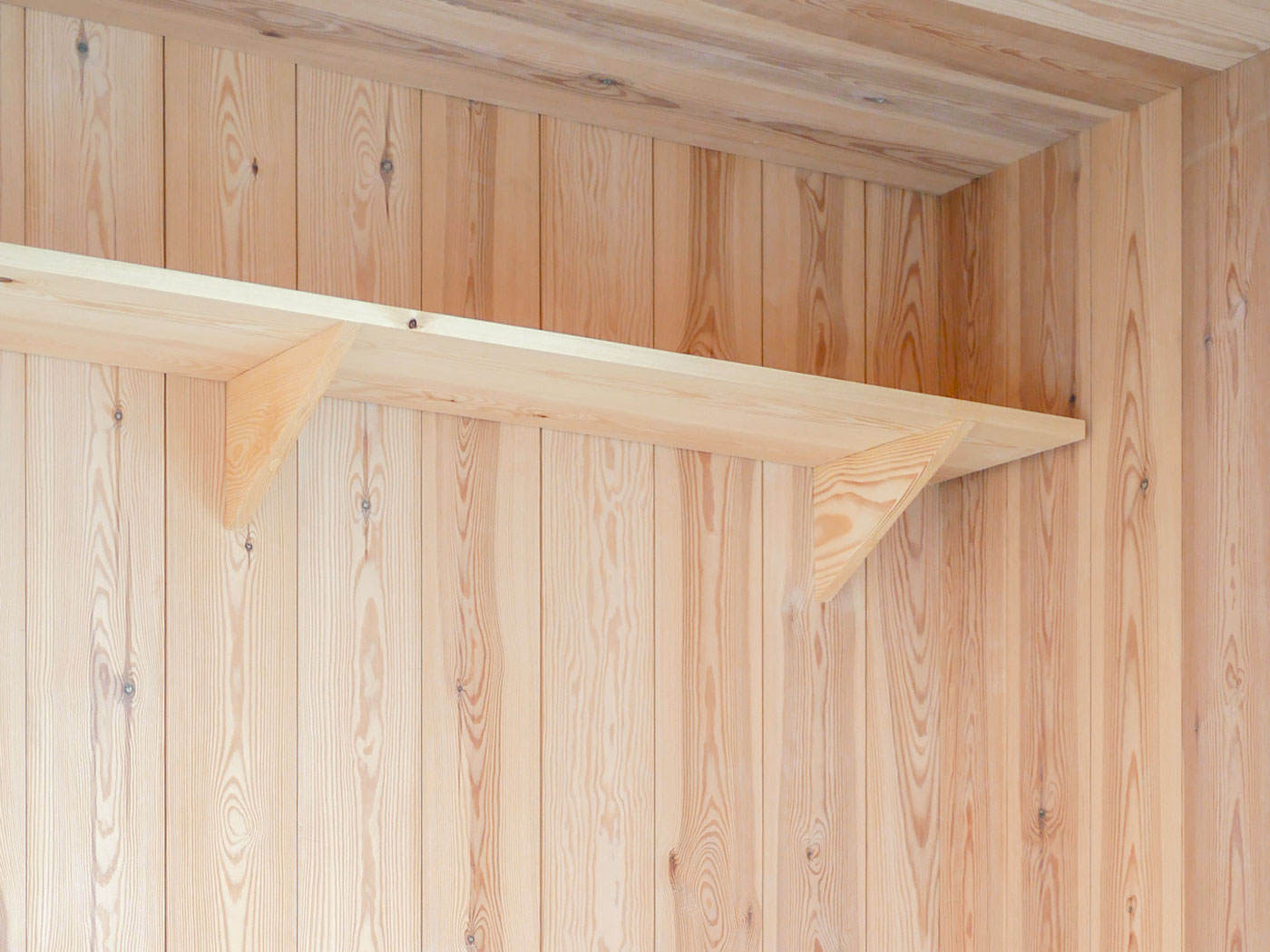 sapin rouge, étagère murale